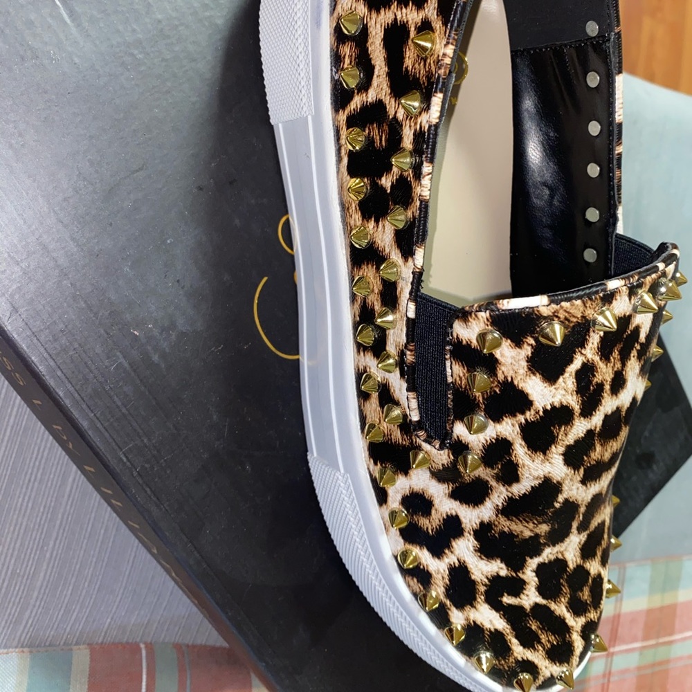 Super cute leopard slip ons
